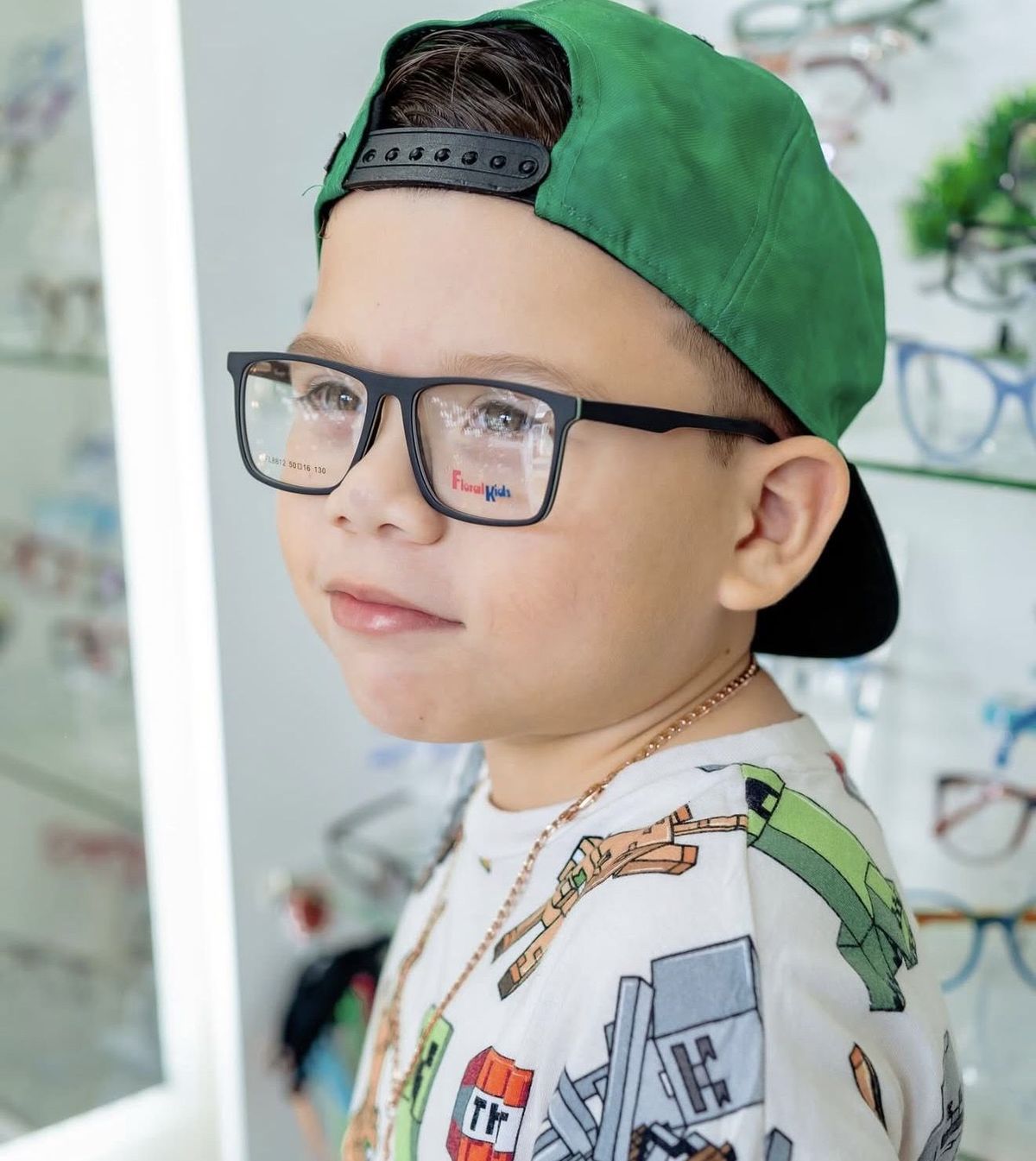 Niño con lentes Floral Kids en Opto Service